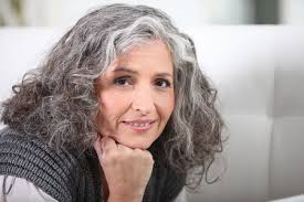 Während früher graue haare so lange es ging gefärbt oder übertönt wurden, sind sie heute mega angesagt. Frisuren Fur Frauen Ab 50 Top Im 2021 Stylestate De