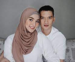 Rezky aditya seorang aktor dan model yang berasal dari indonesia dan memulai kariernya didunia hiburan sejak tahun 2003 yang lalu. Istri Rezky Aditya Tengah Hamil Tua Citra Kirana Aku Gampang Stres Pikiran Rakyat Com