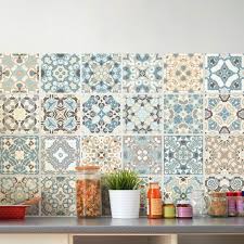 Los azulejos de color rompen la monotonía en una cocina blanca. Azulejos Adhesivos Para La Cocina Vinilos Castellon