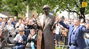 Other articles where victoria memorial is discussed: Statue To Late Comedy Legend Victoria Wood Unveiled In Her Hometown Bury Manchester Evening News