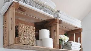 Pourtant, pour optimiser l'espace, on n'a pas toujours besoin de repousser les murs ou même d'entreprendre de des appliques sur les murs, des spots au plafond, un ruban led sous l'étagère et voici que la salle de bains a doublé de taille, au moins visuellement. Nos Idees Deco Pour Mettre Des Etageres Dans La Salle De Bains M6 Deco Fr