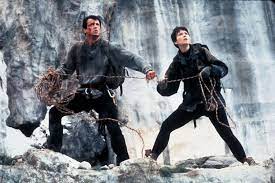 Meaning of cliffhanger in english. Sinopsis Cliffhanger Petualangan Mendebarkan Sylvester Stallone Di Gunung Es Halaman All Kompas Com