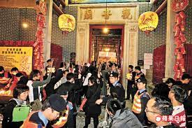借庫儀式程序： 「借庫」儀式都在觀音廟舉行，不同的觀音廟或有不同的借庫規矩，例如有些不准攜帶蠟燭進廟，但最重要是誠心，所謂心誠則靈。其儀式程序為： 一 燃點蠟燭。 二 上香九支，每次三支。 三 心中默唸：「現向觀音菩薩借財庫，明年一定還願。 è§€éŸ³é–‹åº«6300äººæŽ'éšŠæœ‰äººç‚'ä½å€Ÿåº«å–„ä¿¡å€å¢žå¤šäº†å¹´è¼•äºº è˜‹æžœæ—¥å ±