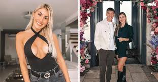 Manchester United star Lisandro Martinez's girlfriend gives verdict on  English weather and posts image in stunning black dress
