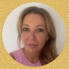 Karen Alba's Instagram, Twitter & Facebook