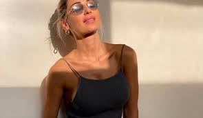 Mi parli di un mondo crudele che ci insegna a odiare ma poi è lo stesso posto in cui ancora posso amare!. Anna Tatangelo Bomba Sexy Per Il Nuovo Singolo Serenata