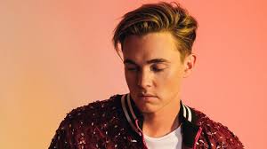 The hair on the sides and back are cut clipper short and gradually increase in length to the style works best for men who have round faces with straight hair types and need to make their faces look thinner & longer. How Jesse Mccartney Began Creating New Music Reconnecting With Fans After 4 Year Hiatus Exclusive Entertainment Tonight
