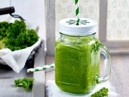 Powerdrink Aus Obst Und Winterlichem Blattgemuse Wir Zeigen Schritt Fur Schritt Wie Ein Gesunder Grunkohl S Smoothie Selber Machen Grunkohl Smoothie Smoothie