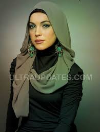 Children are seen waving to lindsay's car in the video before she stops to eat in istanbul. So Lindsay Lohan Converted To Islam Hollywood Onehallyu