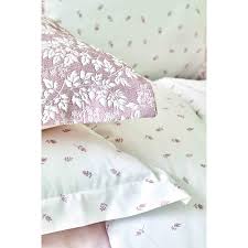 Yatak örtüsü +2 yastık 0 sayılır çeyizde serildi ve hemen toplandı kutusuna koyuldu hiç kullanılmadı internetten fiyatlarına bakabilirsiniz takımın bornoz takımıda var kutulu duruyor takım olarak alınırsa fiyatta yardımcı olunur. Karaca Home Adrina Gul Kurusu Rnf Cift Kisilik Nevresim Ve Yatak Ortusu Seti Karaca