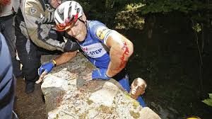 Retrouvez, minute par minute, commune par commune, les horaires de passage du peloton et de la caravane du tour de france. Tour De France Tranengas Und Horror Sturz Die Chaotischste Etappe 2018