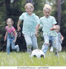 Und er ist der ideale sport für kinder ab dem kindergartenalter. Fussball Kinder Spielen Sommer Fussball Park Spielende Kinder Glucklich Canstock