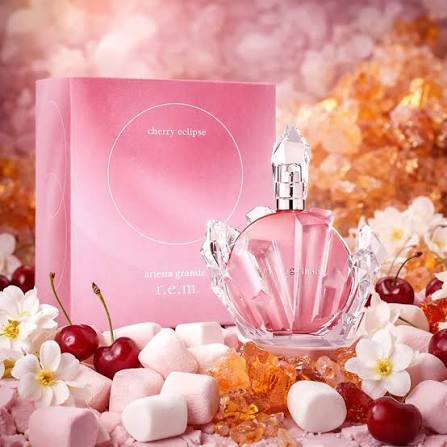 Ariana Grande Rem Cherry Eclipse es la fragancia que transforma lo  cotidiano en un momento de encanto. Su salida de cereza jugosa y frambuesa  se mezcla con un corazón floral de jazmín