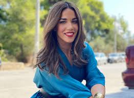 Στη διάρκεια της τελετής η κατερίνα στικούδη μάλιστα έλαμπε μέσα στο νυφικό της, έχοντας στο πλευρό τους συγγενείς και τους αγαπημένους φίλους της. Katerina Stikoydh O Ekneyrismos Me Osoys Sxoliazoyn Ta Kila Ths Gia Na 3eka8arisoyme Kapoia Pragmata