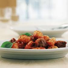 Gnocchi In Tomatensosse Mit Fleischklosschen Rezept In 2020 Tomaten Sauce Gnocchi Fleischklosschen
