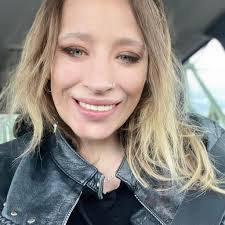 Samantha Larkin's Instagram, Twitter & Facebook