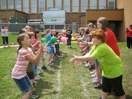 Con esta idea, además de competir de forma divertida, fomentamos el trabajo en equipo. Las Mejores 8 Ideas De Juegos Familiares Al Aire Libre Juegos Familiares Juegos Juegos Para Cumpleanos