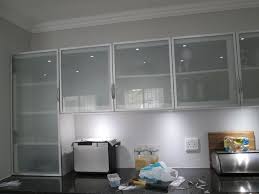 This Kitchen Is Incorporating Aluminium Frame Cabinet Doors With Frosted Glass I Cozinhas De Alvenaria Decoracao Cozinha Decoracao De Casa