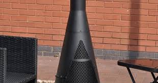 Dieser Schwarze Pulverbeschichtete Gartenkamin Aus Stahl Besitzt Einen Schornstein Aus Edelstahl Er Wird In Feuerstelle Garten Feuerstelle Feuerstellen Sitz