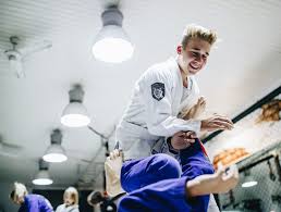 Most techniques involve both fighters on the mat. Im Liegen Siegen Brazilian Jiu Jitsu Stadtlandkind