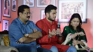 Aadesh bandekar, a shiv sena leader and popular marathi tv show host, will. Aadesh Bandekar Family
