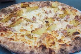Pizza con patate salsiccia e mozzarella. Pizza Salsiccia E Patate Arvolo Ristorante Pizzeria