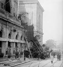 Incredible Images Of The Montparnasse Train Crash Of 1895 Train Crash Train Garden Railroad