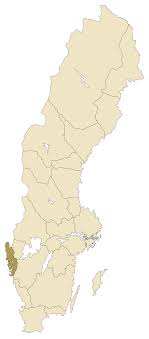 Här finns ett pärlband av populära orter som smögen, kungshamn, strömstad, hamburgsund, lysekil, uddevalla, fjällbacka och grebbestad. Bohuslan Wikipedia