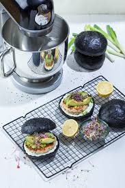 Recette De Burgers Noirs Au Steak De Saumon Avocat Et Wasabi Recette Recette Kenwood Recette Burger