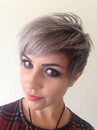 As this messy pixie hairstyle for gray hair shows, it can be a trendsetting hair color and cut. Undercut Cheveux Blond Novocom Top