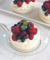 Recette Mini Pavlovas Aux Fruits Rouges 750g Recette Pavlova Dessert Gourmand Dessert Individuel