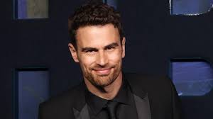 Theo James, el galán que nos enamora en la nueva serie 'The Gentlemen'