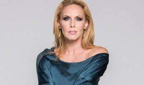 «το έργο κινείται γύρω από τον. Ebelina Papoylia Gene8lia Gia Thn H8opoio Den Fantazeste Poso Xronwn Ginetai Photos Video Gossip Tv Gr
