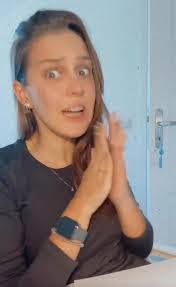 Amanda Senk's Instagram, Twitter & Facebook