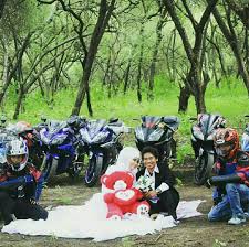 Foto prewedding dengan motor antik/klasik ini bisa jadi pilihan untuk foto prewedding yang akan di lakukan karena dimana pada saat sekarang motor2 antik/klasik ini jadi keren dan zaman sekarang. Gaya Foto Prewedding Motor Gaya Selfie Kekinian