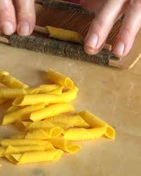 Pettine per garganelli in legno di faggio naturale non verniciato. Pasta Grannies On Instagram Claudia Making Garganelli Using A Pettine A Piece Of A Weaving Loom Comb A Weekend Project Per Garganelli Homemade Pasta Pasta