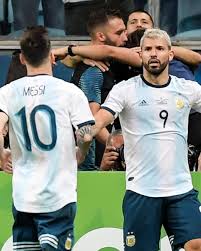 جوارديولا مدرب مانشستر سيتي ومهاجمه أجويرو. Ø¨Ø·Ø§Ù‚Ø© Ù…ÙŠØ³ÙŠ Ø§Ù„Ø­Ù…Ø±Ø§Ø¡ ÙÙŠ Ø£Ø¨Ø±Ø² Ù„Ù‚Ø·Ø§Øª Ø§Ù†ØªØµØ§Ø± Ø§Ù„Ø£Ø±Ø¬Ù†ØªÙŠÙ† Ø¹Ù„Ù‰ ØªØ´ÙŠÙ„ÙŠ Ø³ÙˆØ¨Ø± ÙƒÙˆØ±Ø©