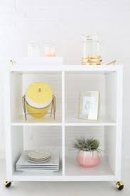 Ikea Hack Das Mobel Ikea Expedit Tut Sich Mit Neuen Details In Farbe Gold Zusammen Und Wird Zum Luxusobjekt Ikea Diy Kallax Ikea Diy Furniture