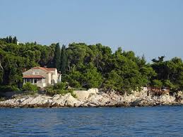 There are beach amenities here as well as a restaurant and a bar, and the town centre of mali lošinj is about 3.5 kilometres away. Kamen Mali Beach Bar From The Sea Picture Of Beach Bar Little Star Cavtat Tripadvisor