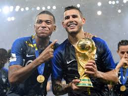 Born 14 february 1996) is a french professional footballer who plays as a left back or centre back for bundesliga club bayern munich and the france national team. Teurer Weltmeister Wer Ist Lucas Hernandez Bundesliga Kicker