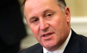 Pääministeri nolon skandaalin keskiössä: Veti tarjoilijaa toistuvasti  poninhännästä