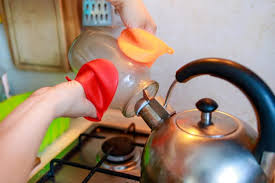 In ogni modo, per sterilizzare i vasetti in forno è necessario accendere l'elettrodomestico e condurlo ad una temperatura di 100 gradi. Come Sterilizzare I Vasetti Di Vetro Prima Della Conservazione Degli Alimenti
