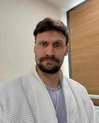 They tried to make me go to kneehab, and I said, “yes, yes, yes!” 🎶  Earlier this year I re-injured my right knee! The result was a big flappy  tear of my