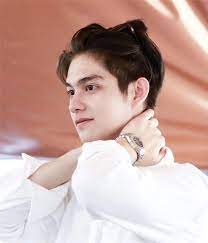 Tóc tỉa layer thẳng đầy cá tính của diễn viên. Bright Vachirawit Push Puttichai Va Nhá»¯ng Má»¹ Nam Thai Lan Ná»•i Tiáº¿ng Táº¡i Trung Quá»'c