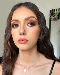 Bronze makeup look 🧡 Es perfecto para cualquier ocasión y resalta hermoso  en todas las pieles. Model: @cbvanessa_ Hair: @sofycocu . . . Citas DM  #makeupartist #makeup #bronzemakeup #maquillaje #maquillajeprofesional