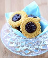 Tapi,,part yang paling tragis pasal biskut nie,,, budak2 bila sebut raya,,yuk mesti terigat kat biskut jem strawberry. Resepi Biskut Jem Blueberry