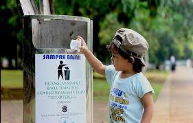 Terjemahan dari di tong sampah di bahasa inggris. Membiasakan Anak Sejak Dini Membuang Sampah Pada Tempatnya Siedoo