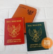 Foto buku nikah adalah salah satu hal yang wajib ada untuk melengkapi persyaratan administrasi pernikahan di contoh foto buku nikah dengan hijab. Dompet Cover Buku Nikah Lazada Indonesia