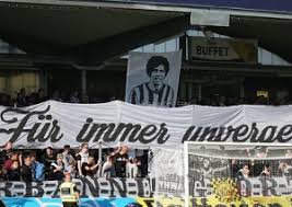 Fanúšikovia sa s ním rozlúčili pyrom, chorálmi a…. News Fotos Lask Linz Faszination Fankurve