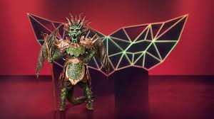 The Masked Singer Der Drache Wer Steckt Hinter Der Maske In 2020 Drachen Masken Zwielichtig